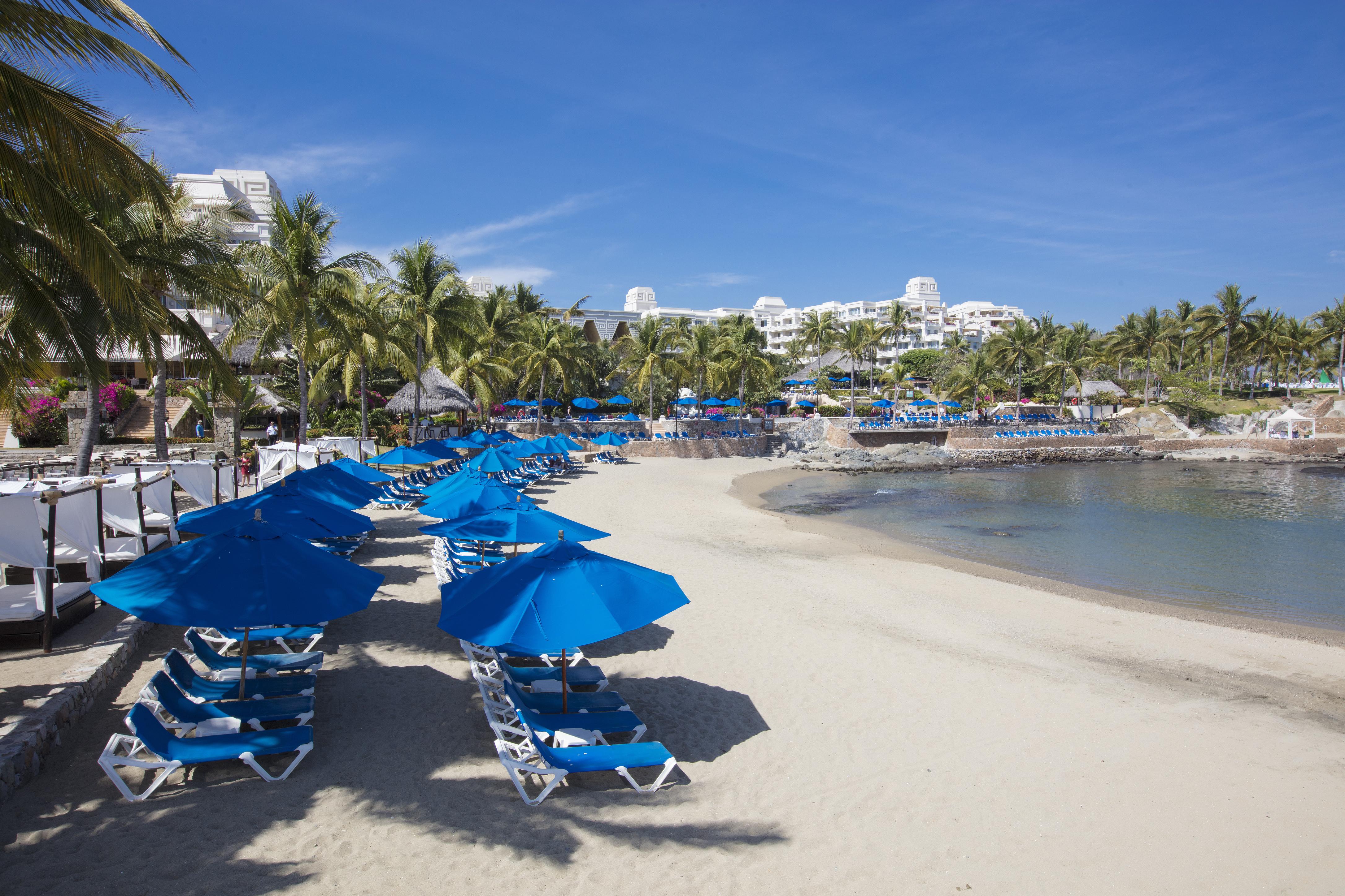 فندق بارسيلو كارمينا - شامل الكل مانزانيلو المظهر الخارجي الصورة Beach at the Grand Fiesta Americana Resort, Acapulco, Mexico